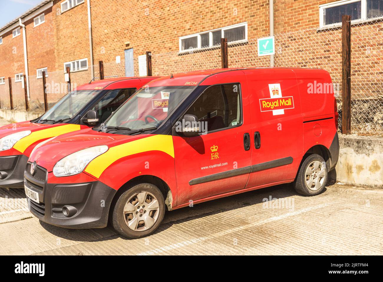 Bicester, Oxfordshire, August 26. 2022. Am ersten von vier Tagen Arbeitskampfmaßnahmen begannen Royal Mail Workers heute mit Arbeitskampfmaßnahmen. Briefe werden nicht an Streiktagen geliefert und einige Paketzustellungen werden verzögert. Nach 3 Monaten der Gespräche lehnte die Communication Workers Union (CWU), die die Streikenden vertritt, ein Lohnangebot im Wert von bis zu 5,5 % ab, in dem eine Lohnerhöhung gefordert wurde, „die die aktuelle Inflationsrate stärker widerspiegelt“. Credit Bridget Catterall/ Alamy Live News. Credit Bridget Catterall/Alamy Live News Stockfoto