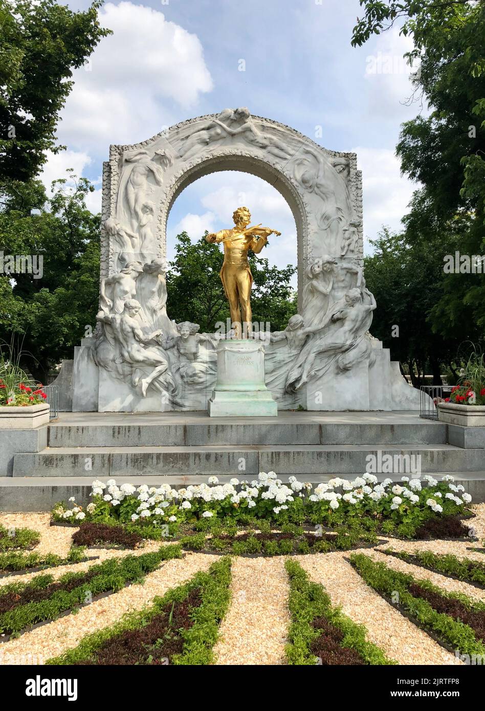 Goldene Statue von Johann Strauss im Stadtpark. Berühmte Sehenswürdigkeiten (Touristenattraktion) in Wien, Österreich Stockfoto