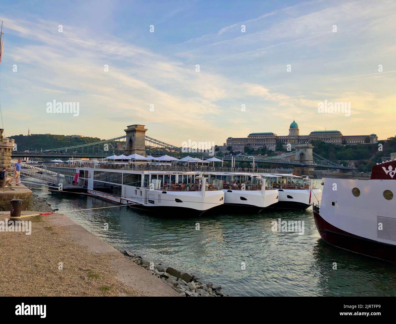 Donau mit Kreuzfahrtbooten und Blick auf die berühmte (Széchenyi) Kettenbrücke und das Budapester Schloss der Altstadt. Budapest, Ungarn Stockfoto