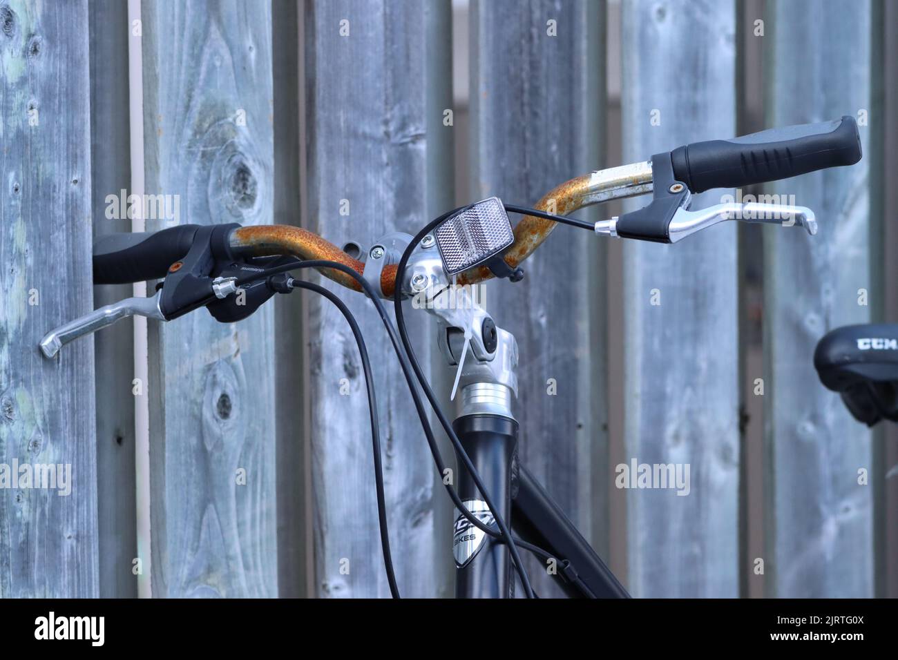 Ein rostiger Fahrradlenker im Hinterhof Stockfoto