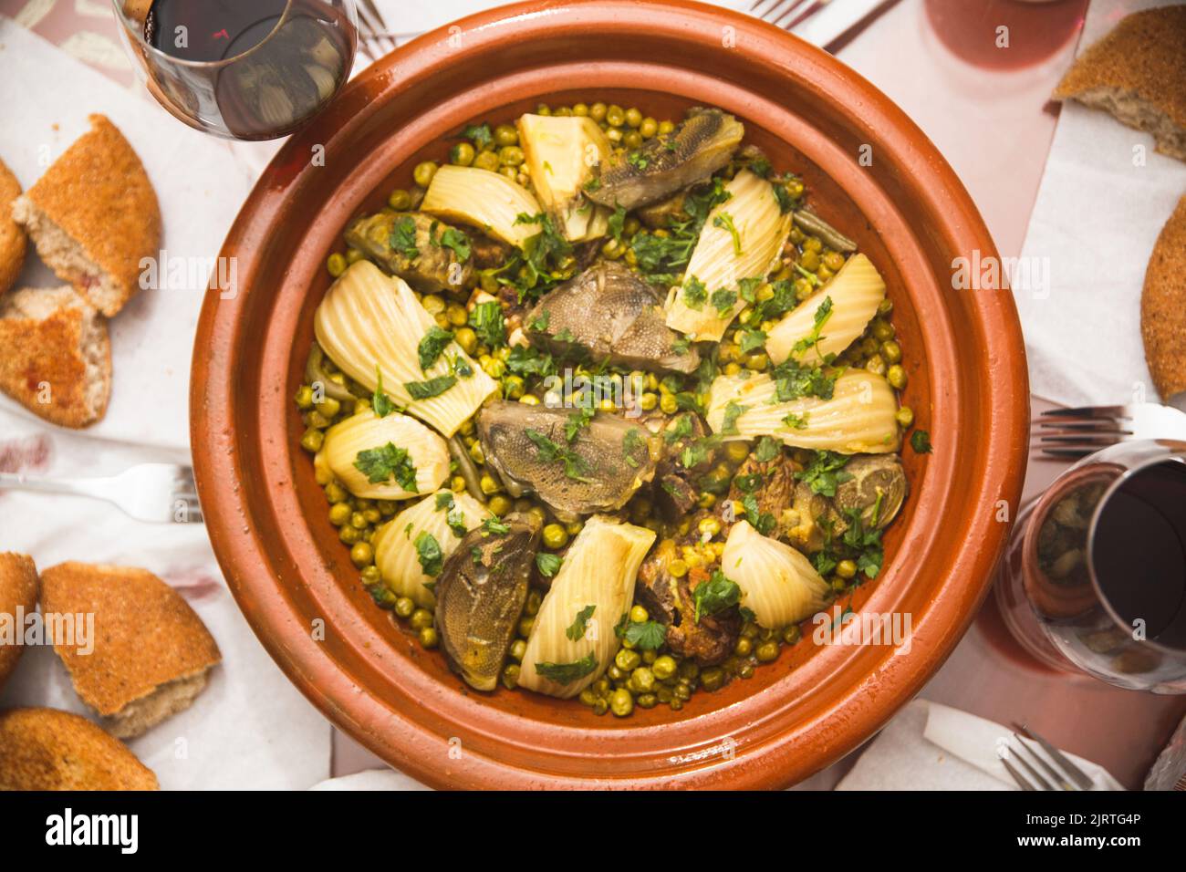 Nahaufnahme einer traditionellen, köstlichen marokkanischen Tagine mit Fleisch und Gemüse - marokkanische Küche Stockfoto