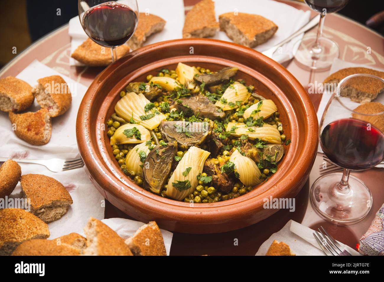 Nahaufnahme einer traditionellen, köstlichen marokkanischen Tagine mit Fleisch und Gemüse - marokkanische Küche Stockfoto