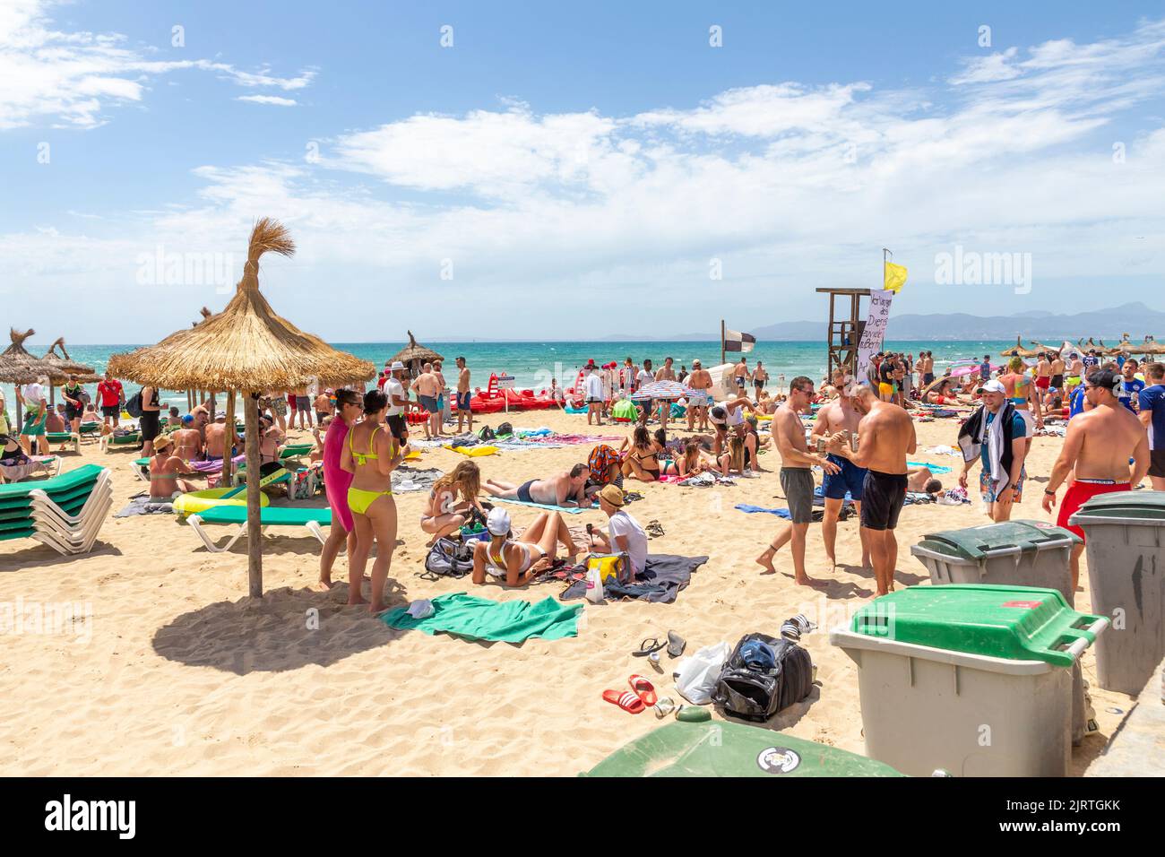 Palma de Mallorca, Spanien - 22. Juni 2022: Strand am Tor 6 mit Promenade in Palma de Mallorca, deutsch Ballermann genannt - engl. Funman. Stockfoto