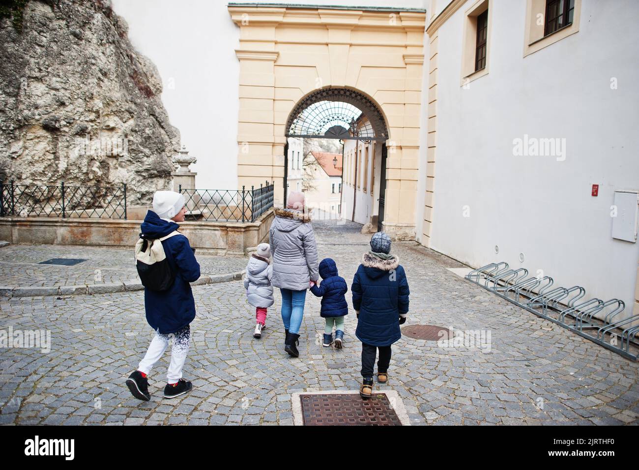 Familienspaziergängen im historischen Schloss Mikulov, Mähren, Tschechische Republik. Alte europäische Stadt. Stockfoto