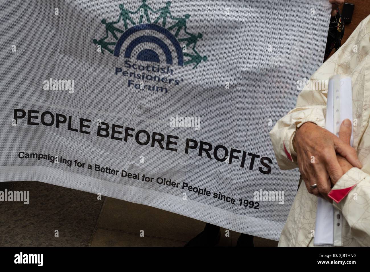 Glasgow, Schottland, 26. August 2022. Das Scottish Pensioners Forum protestiert gegen den Anstieg der inländischen Kraftstoffpreise außerhalb der Büros von OFGEM in Glasgow, Schottland, 26. August 2022. Foto: Jeremy Sutton-Hibbert/ Alamy Live News. Stockfoto