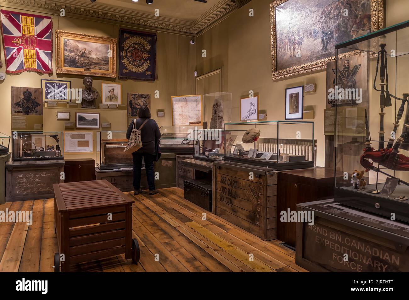 Eine Frau schaut sich das Black Watch Museum in Balhousie Castle, Perth, Schottland, an. Stockfoto