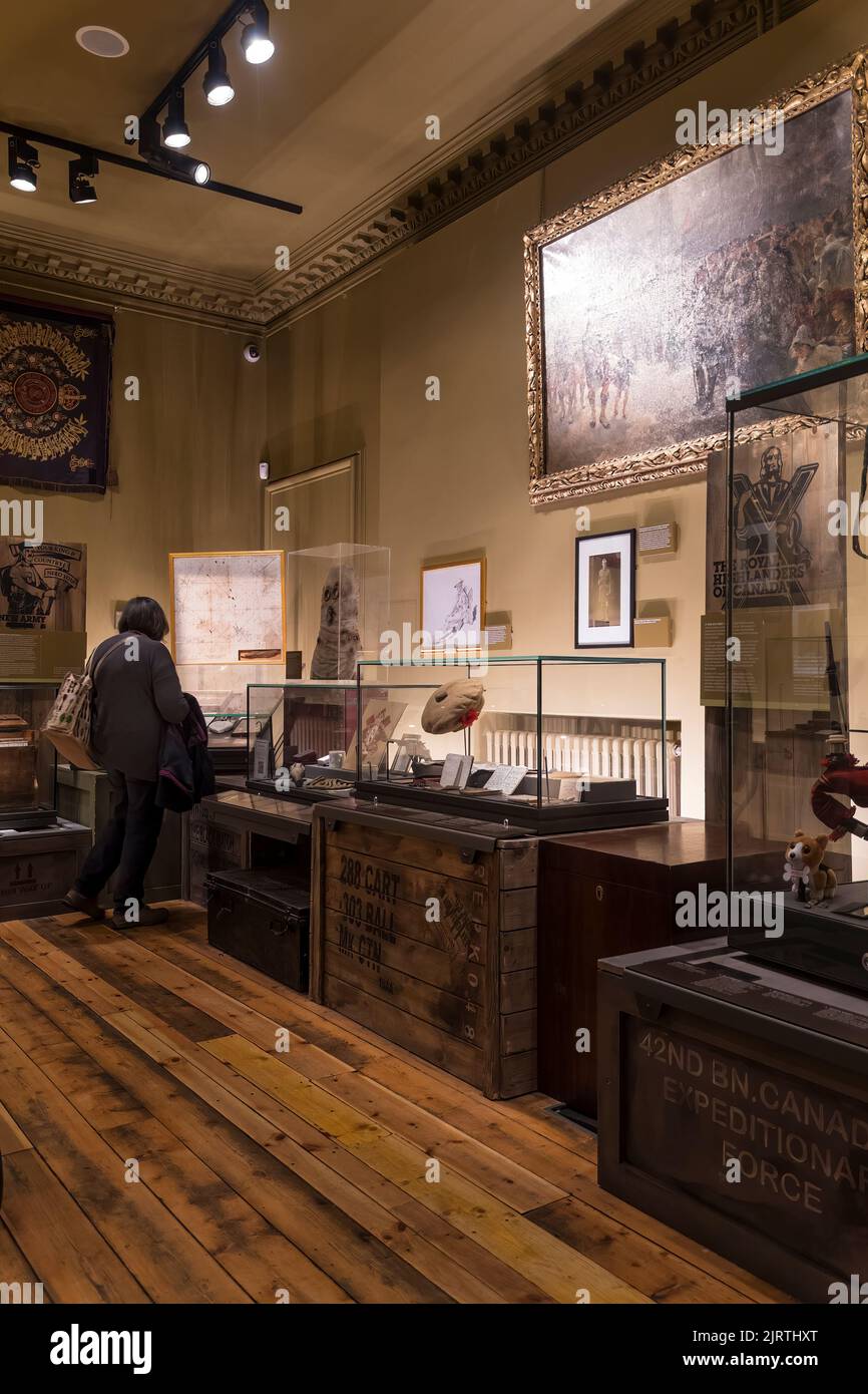 Eine Frau schaut sich das Black Watch Museum in Balhousie Castle, Perth, Schottland, an. Stockfoto