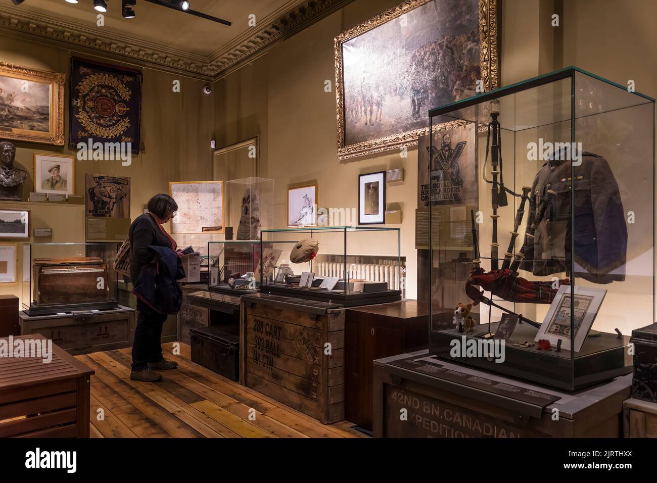 Eine Frau schaut sich das Black Watch Museum in Balhousie Castle, Perth, Schottland, an. Stockfoto