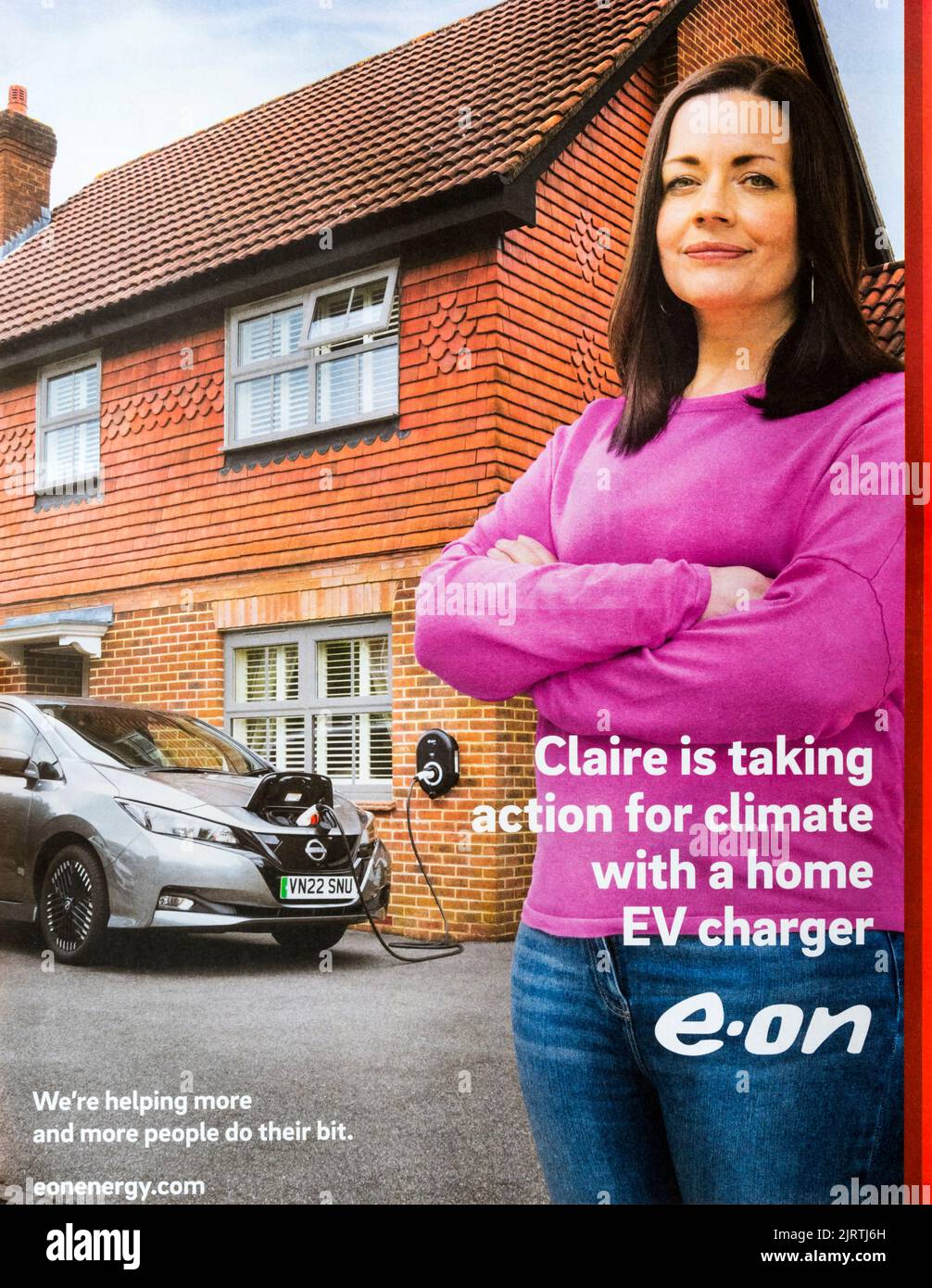 Werbung für das Energieunternehmen Eon oder E.ON, die den Einsatz eines Elektroladegeräts für zu Hause fördern. Stockfoto