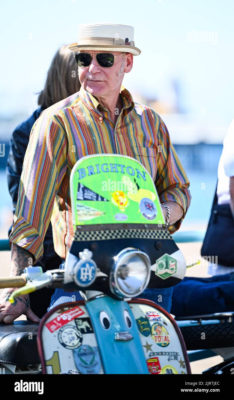 Brighton UK 26. August 2022 - Mods kommen an einem schönen sonnigen Tag nach Brighton, um an ihrem jährlichen Mod Weekender Event teilzunehmen, das an diesem kommenden Feiertagswochenende im August stattfindet : Credit Simon Dack / Alamy Live News Stockfoto