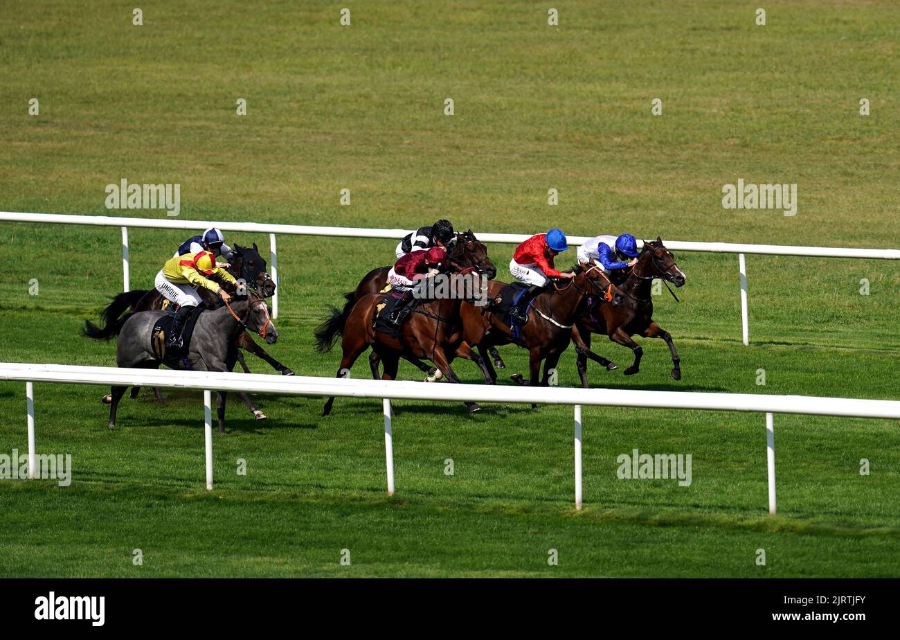 Verlieren Sie sich auf dem Weg zum Sieg mit Rossa Ryan (rechts) in den Novice Stakes der JenningsBet-Stutfohlen auf der Newmarket Racecourse in Newmarket. Bilddatum: Freitag, 26. August 2022. Stockfoto