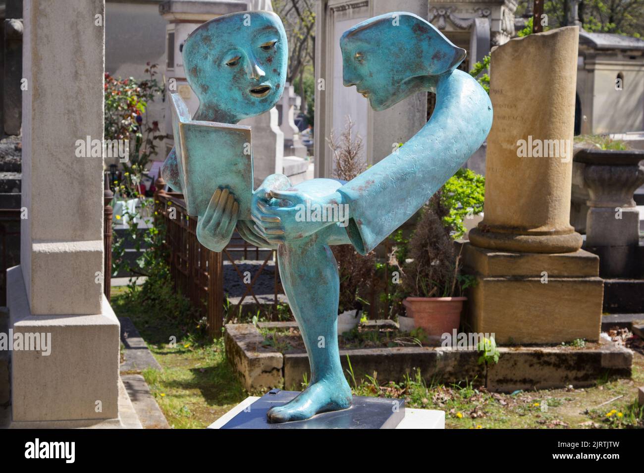 Skulptur eines Paares, das liest - Grab von Antoine Haumont - Friedhof Montparnasse (Cimitière du Montparnasse) - Paris Stockfoto