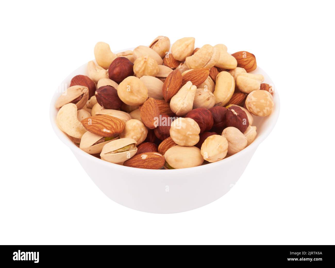 Haufen von gemischten Nüssen in Schüssel isoliert auf weißem Hintergrund Stockfoto