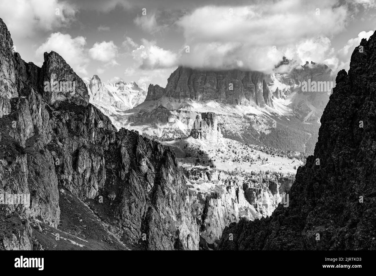 Tofana di Rozes und Cinque Torri in den Dolomiten Stockfoto