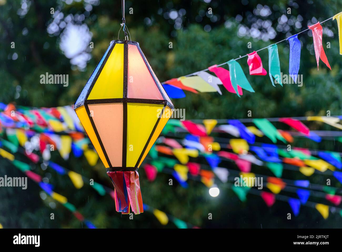 Bunte Fahnen und dekorativer Ballon für die St. John Party, die im Juni im Nordosten Brasiliens stattfindet. Stockfoto