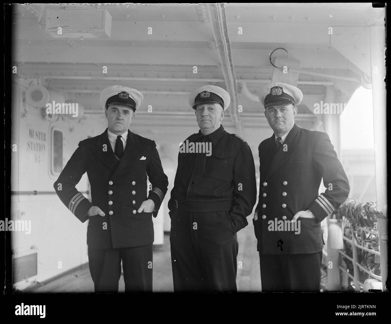 Gruppe von Offizieren auf der SS Arawa, in der Nähe der Muster Station, von Leslie Adkin. Stockfoto
