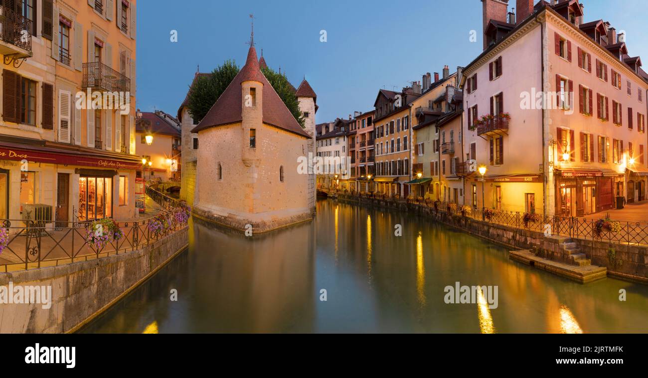 ANNECY, FRANKREICH - 11. JULI 2022: Die Altstadt in der Abenddämmerung. Stockfoto