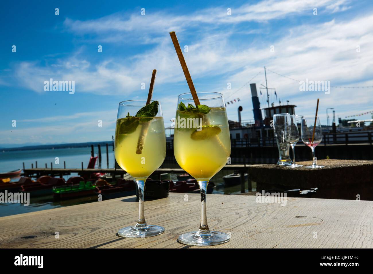 Hugo, Cocktail am Tisch mit dem Ammersee im Hintergrund Stockfoto