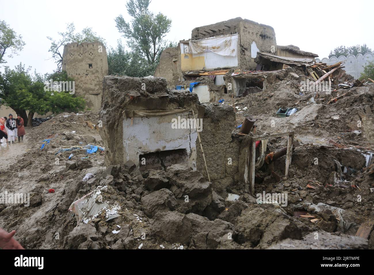 Logar. 25. August 2022. Das Foto vom 25. August 2022 zeigt Häuser, die durch Überschwemmungen in der Provinz Logar, Afghanistan, zerstört wurden. Der von den Taliban geführte Sprecher der Übergangsregierung, Zabihullah Mujahid, sagte am Donnerstag, dass mindestens 182 Menschen während eines Monats schwerer Regenfälle und Überschwemmungen getötet und mehr als 250 weitere verletzt wurden. Quelle: Saifurahman Safi/Xinhua/Alamy Live News Stockfoto