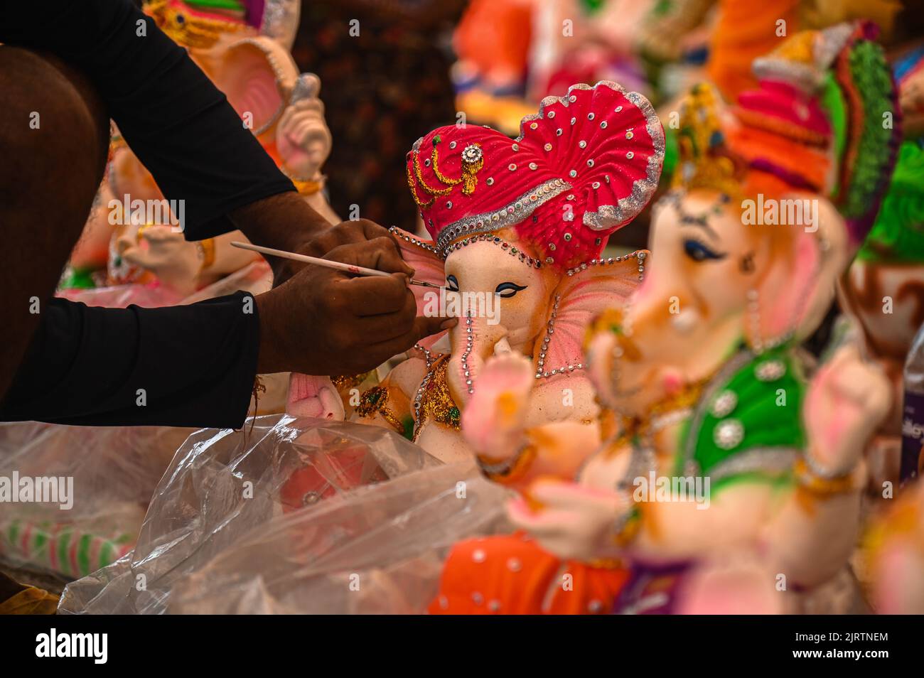 Neu-Delhi, Indien. 26. August 2022. Ein Künstler arbeitet an einem Idol des elefantenköpfigen Hindu-gottes Ganesha im Vorfeld des Ganesh Chaturthi Festivals in Neu Delhi. Ganesh Chaturth ist ein 10-tägiges Fest, das die Geburt des elefantenköpfigen Hindu-gottes Ganesha markiert. (Bild: © Kabir Jhangiani/Pacific Press via ZUMA Press Wire) Stockfoto