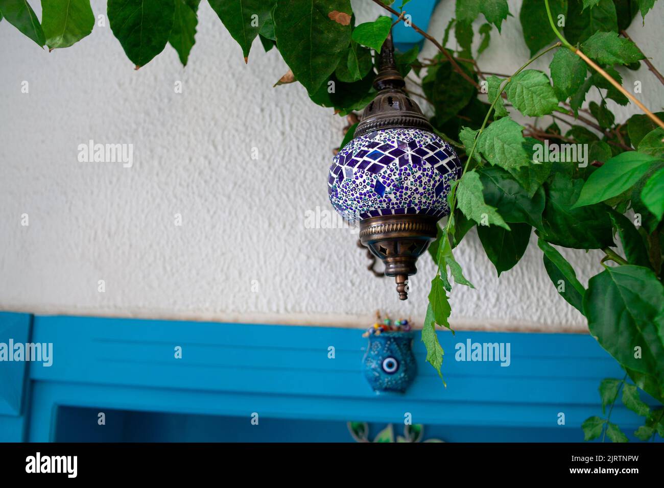 Traditionelle handgemachte mehrfarbige türkische, marokkanische, arabische Lampe. Mosaikstil und Laterne aus farbigem Glas. Türkische Lampenstraße in der Türkei Stockfoto