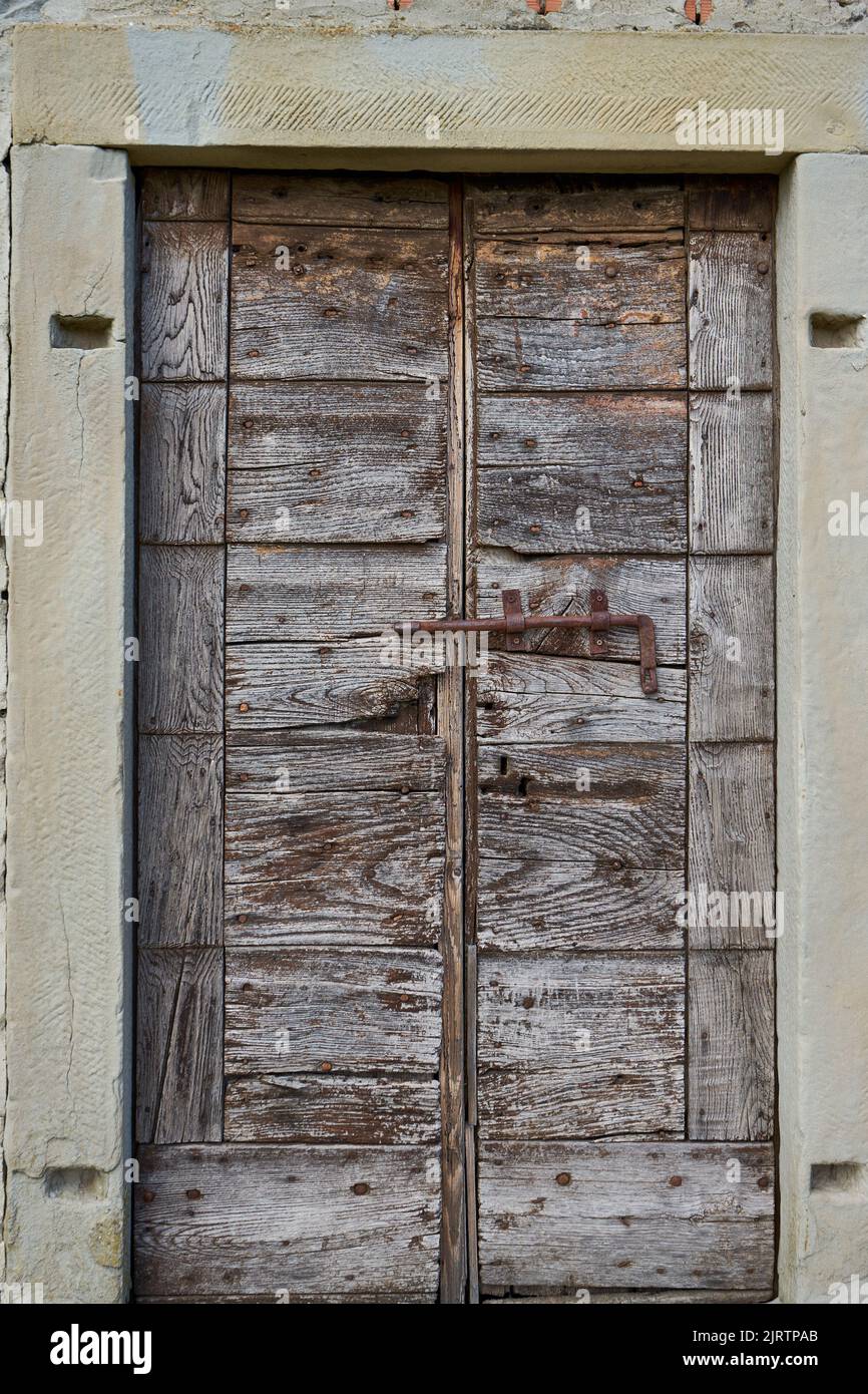 Holztür mit eisernem Riegel, Città di Castello, Umbrien, Italien, Europa Stockfoto