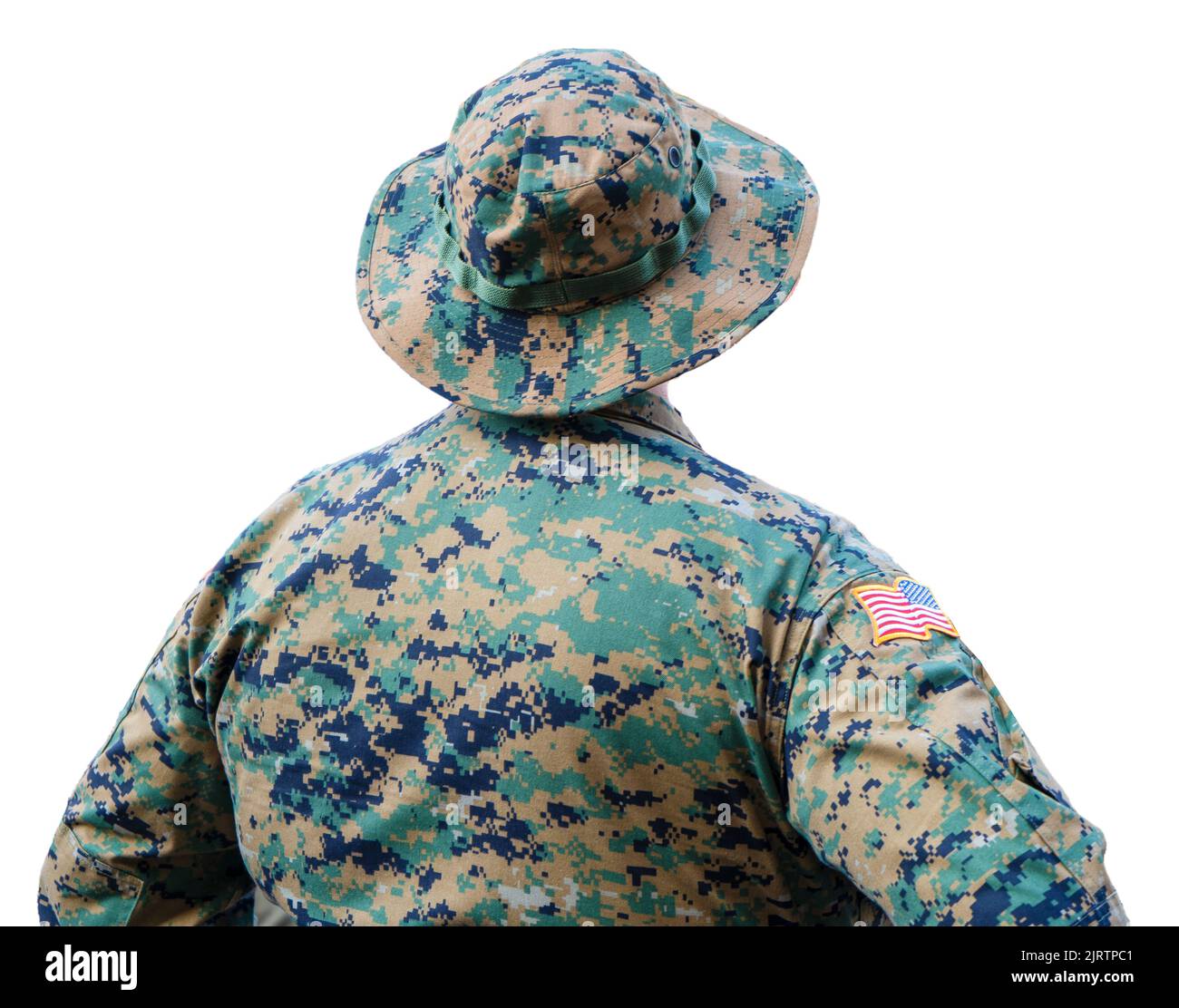 Amerikanischer Soldat auf weißem Hintergrund isoliert. Rückansicht. Chevron mit der amerikanischen Flagge auf grün verpixelter Militäruniform. Veterans Day Gedenktag. US-Armee. Die Streitkräfte Der Vereinigten Staaten Stockfoto