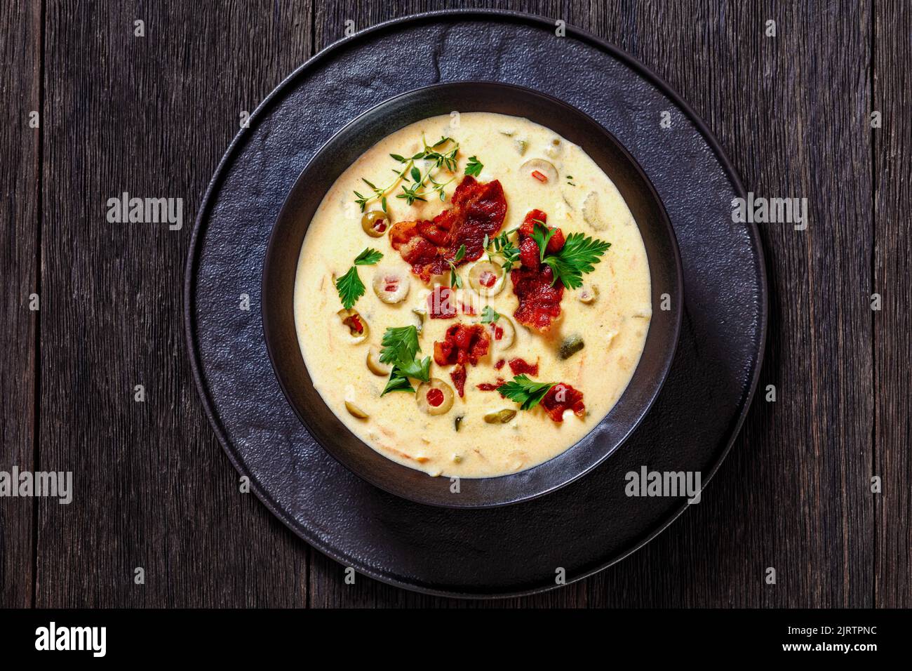 Bierkäsesuppe mit rotem Pfeffer gefüllte grüne Oliven, Gemüse und ...
