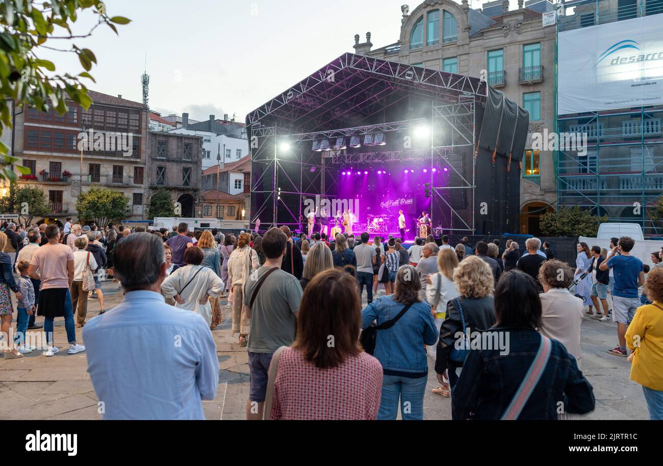 Eine Band, die nachts auf dem Hauptplatz in Pontevedra Galicia in Spanien spielt Stockfoto