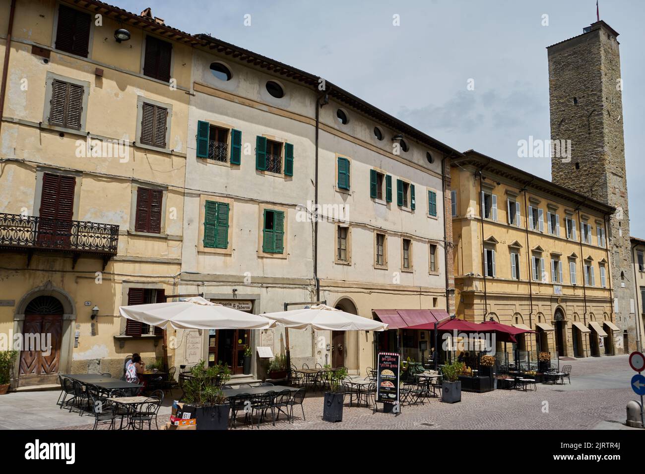 Piazza Venanzio Gabriotti, Straßencafes und Restaurants, hinten der Torre Civica, der Stadtturm, Città di Castello, Umbrien, Italien, Europa Stockfoto