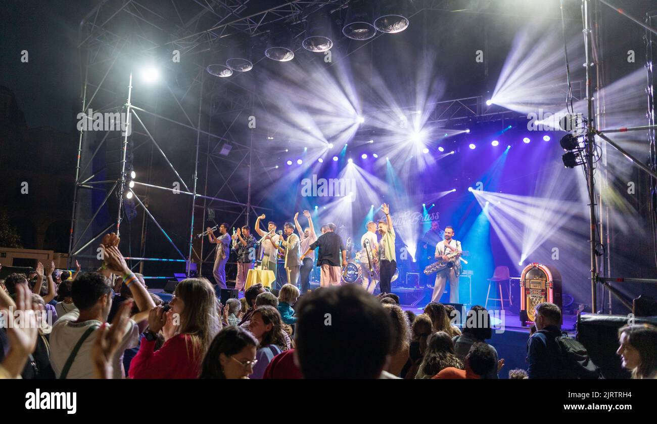Eine Band, die nachts auf dem Hauptplatz in Pontevedra Galicia in Spanien spielt Stockfoto
