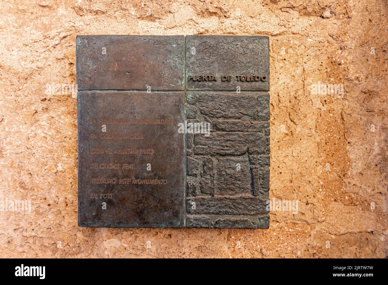 Ciudad Real, Spanien. Informative Textinschriften in der Puerta de Toledo (Toledo-Tor), einem gotischen befestigten Stadteingang, der früher Teil der Mauern war Stockfoto