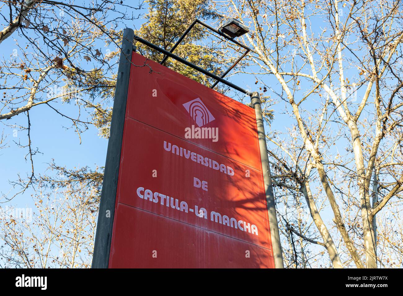 Ciudad Real, Spanien. Zeichen der Universidad de Castilla La Mancha, einer öffentlichen spanischen Universität Stockfoto