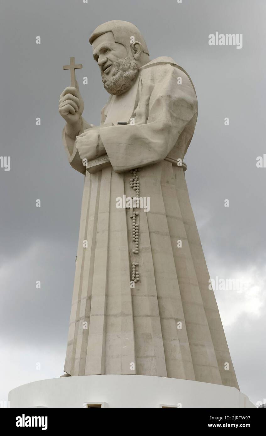 Statue von frei Damiao, Guarabira, Paraiba, Brasilien am 19. Dezember 2004. Er war ein brasilianischer katholischer Priester, sehr beliebt und beliebt bei den Menschen Stockfoto