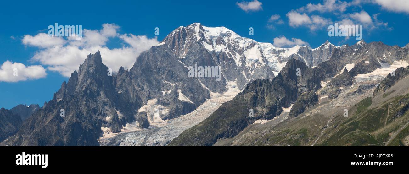 Das Panorama des Mont-Blanc-Massivs aus dem Val Ferret-Tal in Italien. Stockfoto