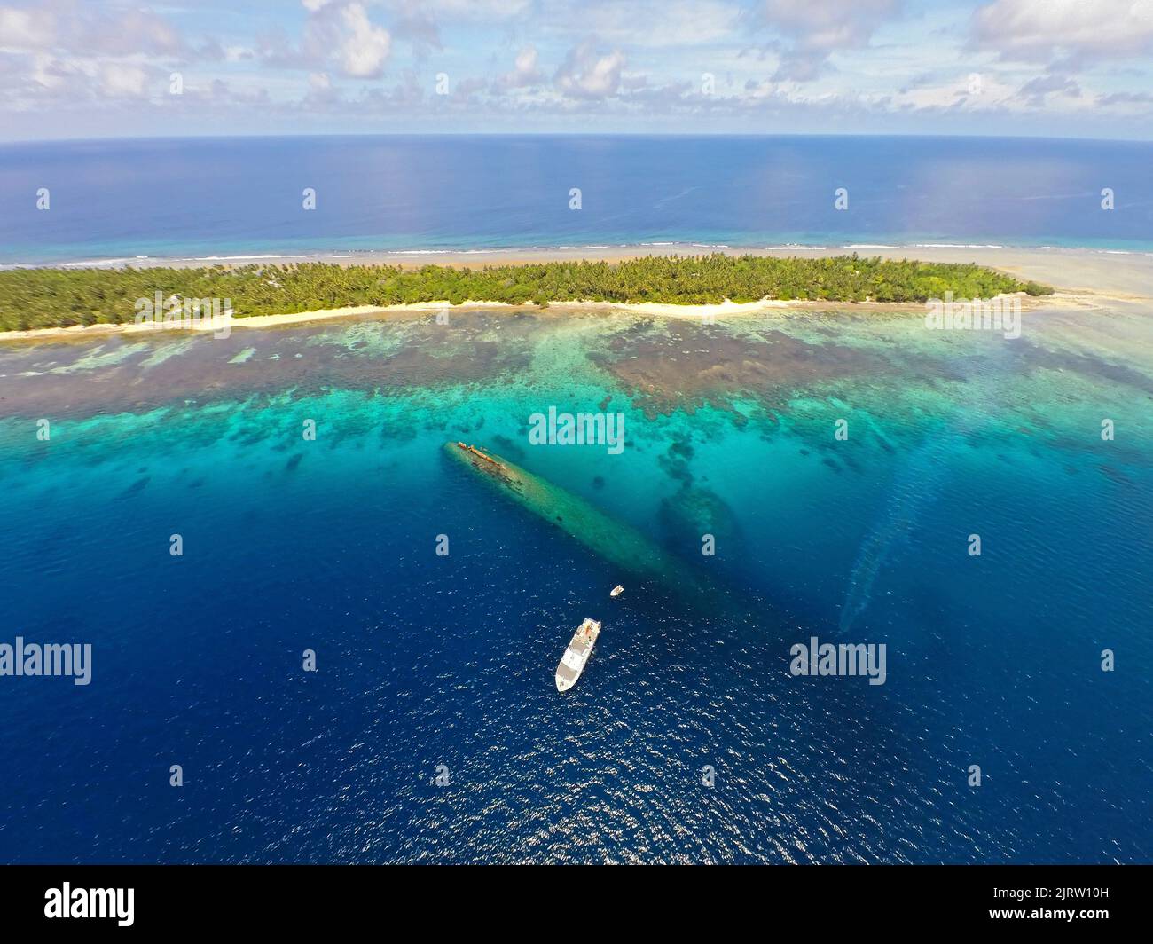 Luftaufnahme, Tauchschiff ankern am Wrack von Prinz Eugen, deutscher schwerer Kreuzer, versunken am 22.. Dezember 1946, Kwajalein Atoll, Marshallinseln Stockfoto