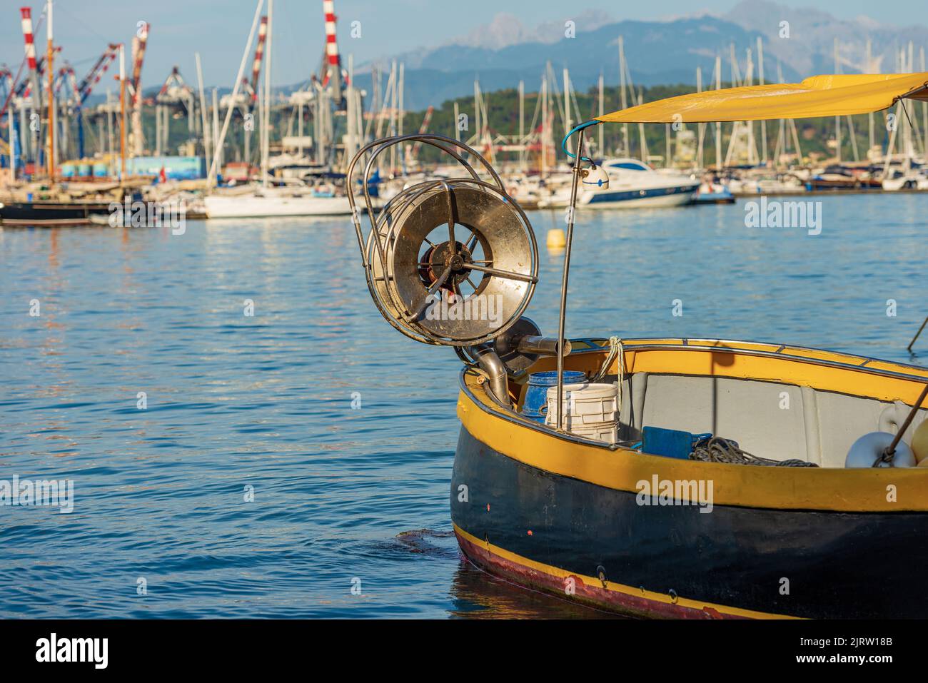 Kleines Fischerboot mit einer Winde zum Fischen mit Netzen, vertäut im Hafen von La Spezia, Golf von La Spezia, Mittelmeer, Ligurien, Italien, Europa Stockfoto