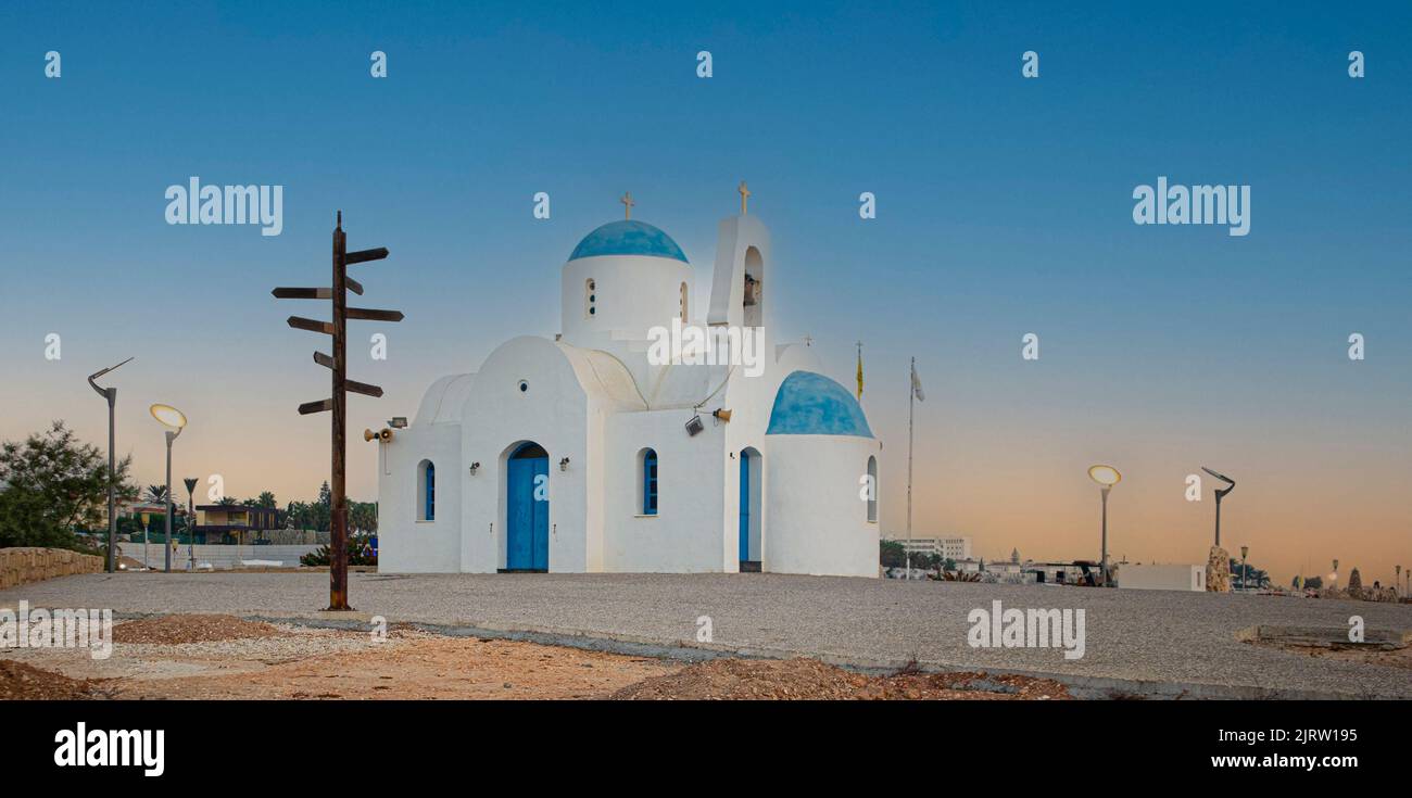Kirche des heiligen Nikolaus, Kalamies im Hafen von Paralimni. Pernera. Blau-weiße Kirche an der Küste des Mittelmeers in Zypern gegen die b Stockfoto