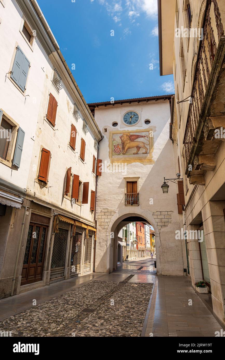 Mittelalterlicher Turm in der Stadt Spilimbergo (westlicher Turm) mit