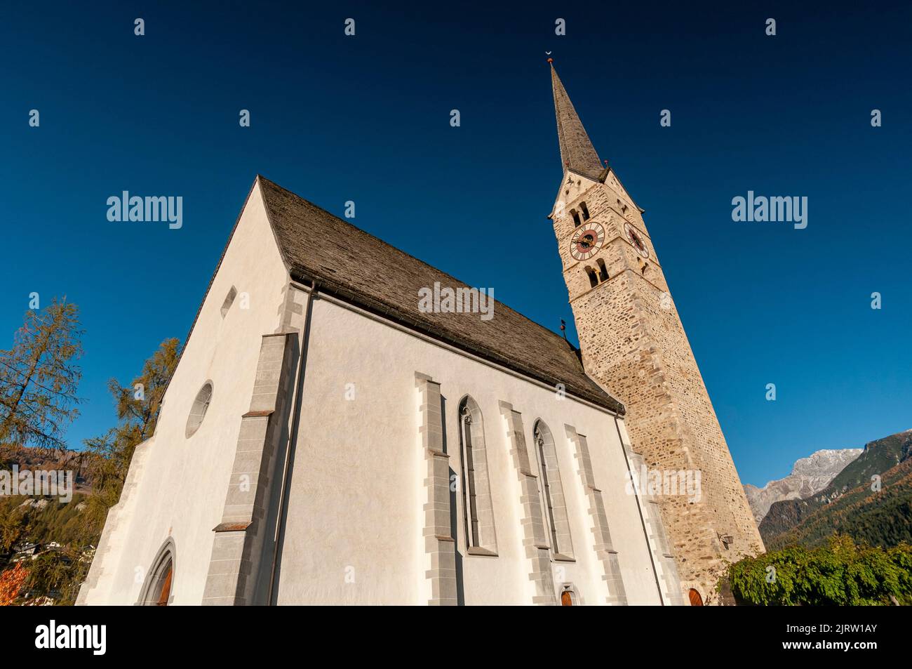 Reformierte Kirche von Scuol Stadt und Flusstal, Engadin, Schweiz am 23. Oktober 2012. Stockfoto