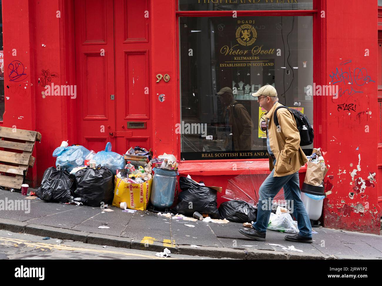 Edinburgh, Schottland, Großbritannien. 26.. August 2022. Im Stadtzentrum von Edinburgh ist heute Müll auf den Straßen und neben vielen überlaufenen Mülltonnen zu sehen. Der Streik der Männer in Edinburgh dauert an und wird heute auf Glasgow, Aberdeen und Dundee ausgeweitet. Bild: Müll auf der historischen Victoria Street. Iain Masterton/Alamy Live News Stockfoto