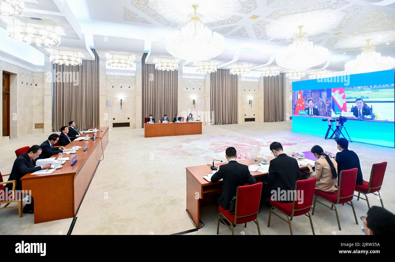 Peking, China. 26. August 2022. Wang Chen, Mitglied des Politbüros des Zentralkomitees der Kommunistischen Partei Chinas und stellvertretender Vorsitzender des Ständigen Ausschusses des Nationalen Volkskongresses, trifft sich über einen Videolink mit Cheam Yeap, dem ersten Vizepräsidenten der Nationalversammlung von Kambodscha, in Peking, der Hauptstadt Chinas, am 26. August, 2022. Kredit: Zhai Jianlan/Xinhua/Alamy Live News Stockfoto