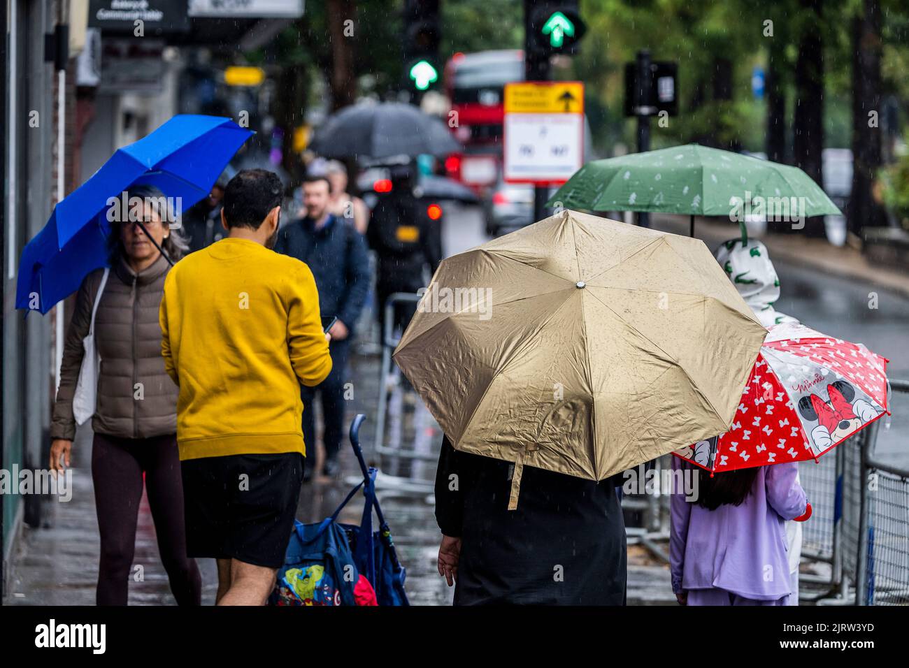 London, Großbritannien. 25. August 2022. Das heiße Wetter bricht ab, um dem starken Regen Platz zu machen. Trotzdem wurde in der Wasserregion Themse ein Rohrleitungsverbot eingeführt. Kredit: Guy Bell/Alamy Live Nachrichten Stockfoto