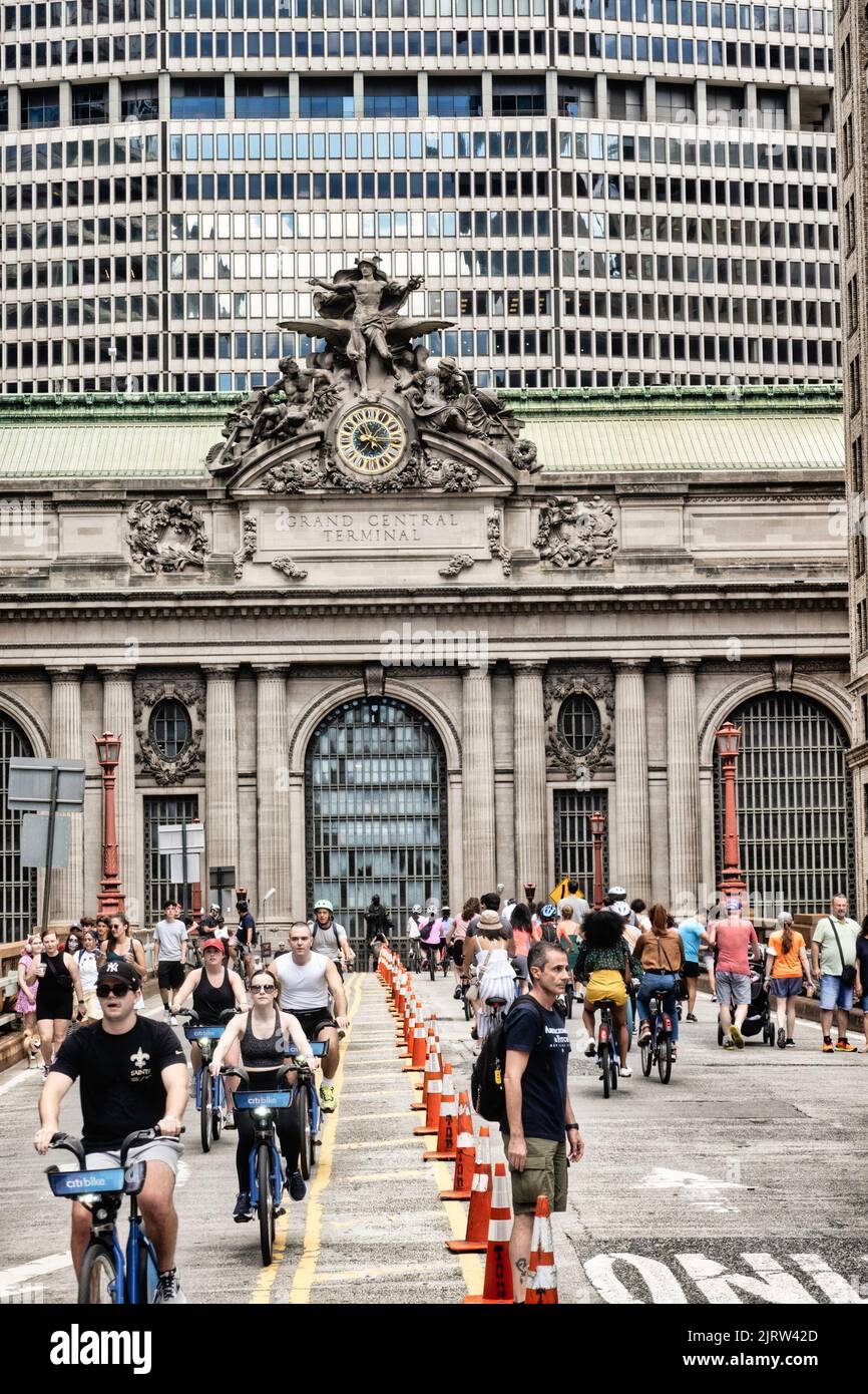 Summer Streets erlaubt jeden August am Samstagmorgen, NYC, USA, 2022, freien Zugang auf der Park Avenue für Läufer und Motorradfahrer Stockfoto