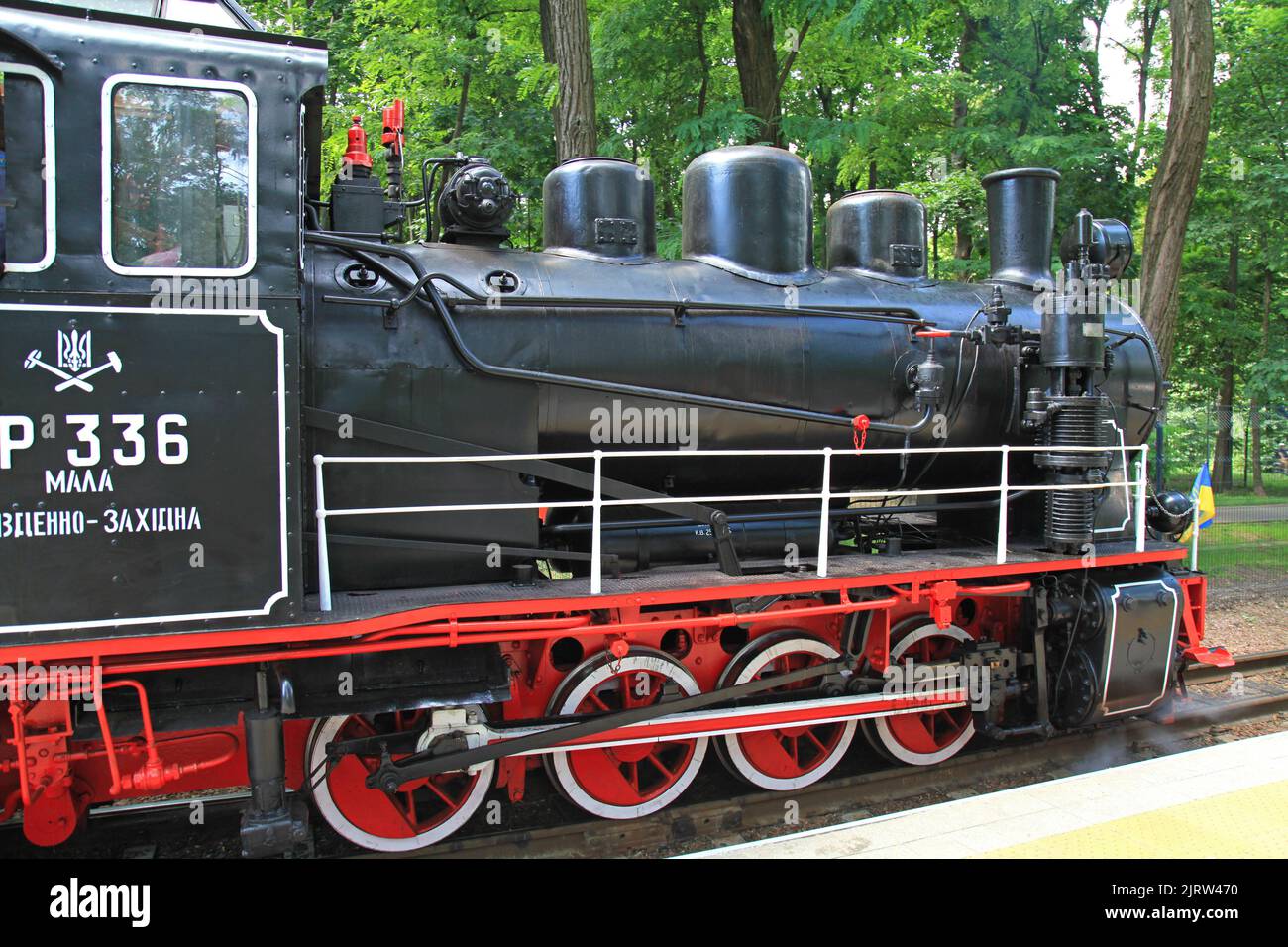 Kiew, Ukraine - 7. Juli 2012: Deutsche Schmalspurlokomotive von 1951 Jahren. Eine alte, aber restaurierte Lokomotive auf der Kindereisenbahn in Kiew Stockfoto