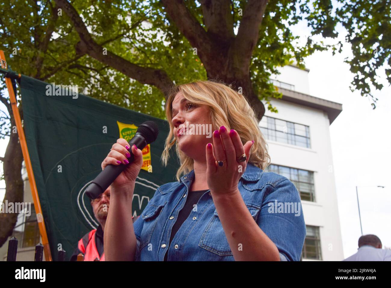 London, England, Großbritannien. 26. August 2022. Der Generalsekretär der UCU (University and College Union), JO GRADY, spricht während der Kundgebung. Mitglieder der CWU (Communication Workers Union), Mitarbeiter der Royal Mail und des Postbüros und Unterstützer veranstalteten eine Kundgebung vor dem Mount Pleasant Mail Center, als Tausende von Mitarbeitern der Royal Mail und der Post in ganz Großbritannien ihren Streik über die Bezahlung beginnen. (Bild: © Vuk Valcic/ZUMA Press Wire) Stockfoto