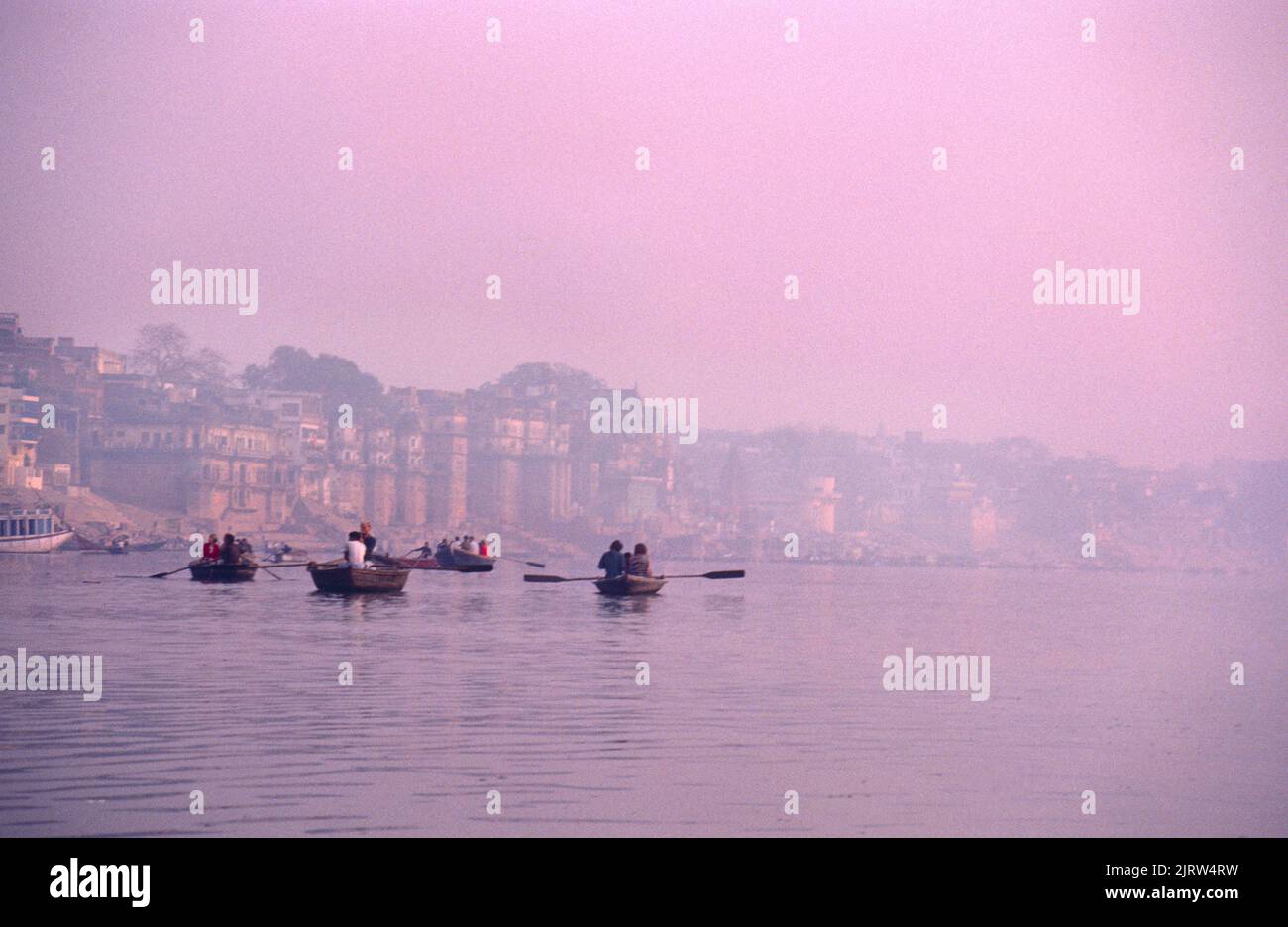 Varanasi Indien Bootsmänner auf dem Ganges (Banares) bei Morgendämmerung Stockfoto