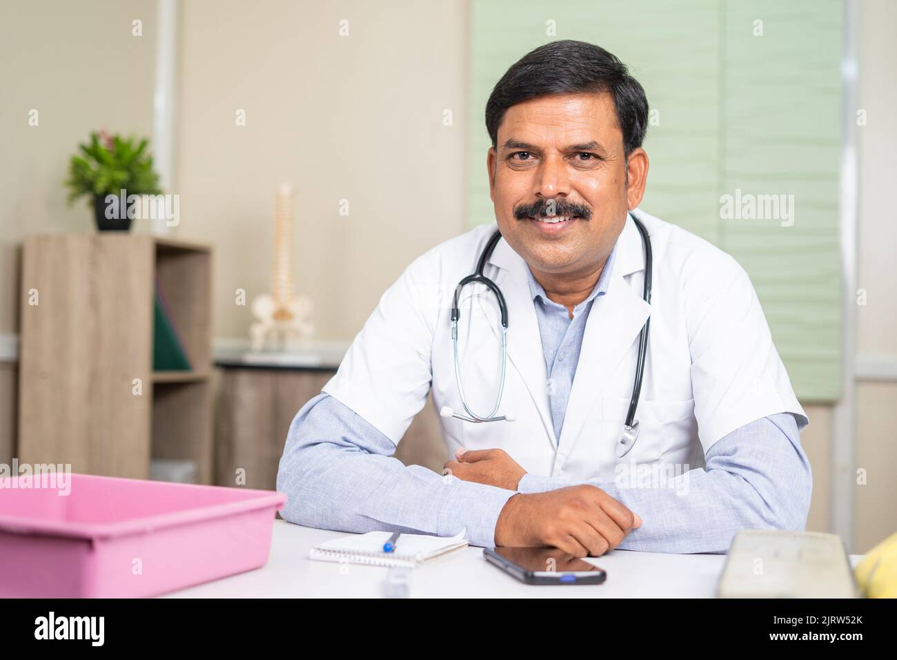 Porträt des Arztes in der Klinik Blick Kamera im Krankenhaus - Konzept der beruflichen Tätigkeit und Gesundheitsversorgung oder medizinische Versorgung Stockfoto