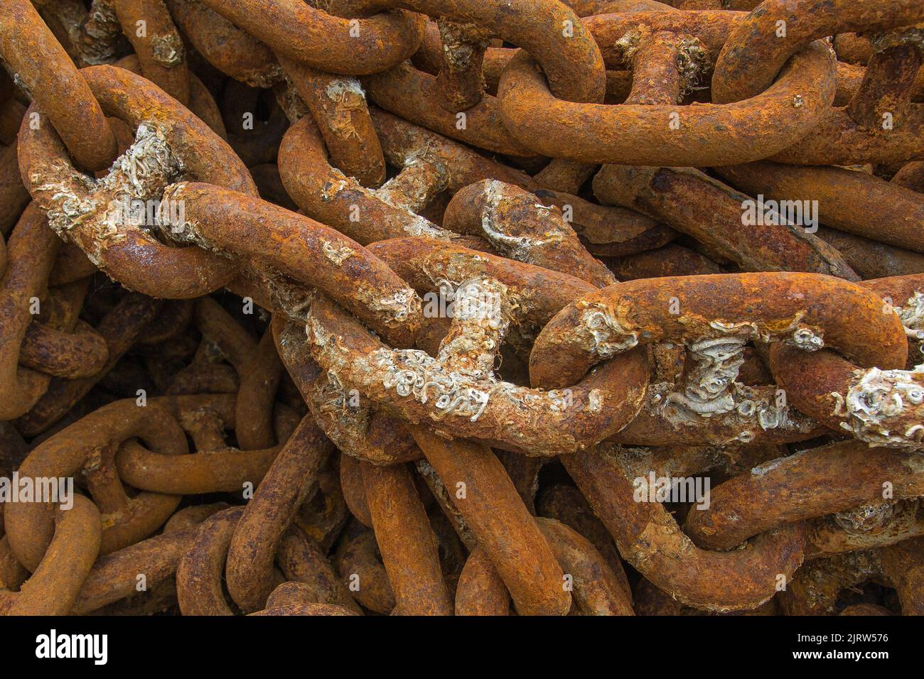 Rostige Ankerkette, Rostige Ankerkette, Schwere Eisenkette, Schiffskette Stockfoto