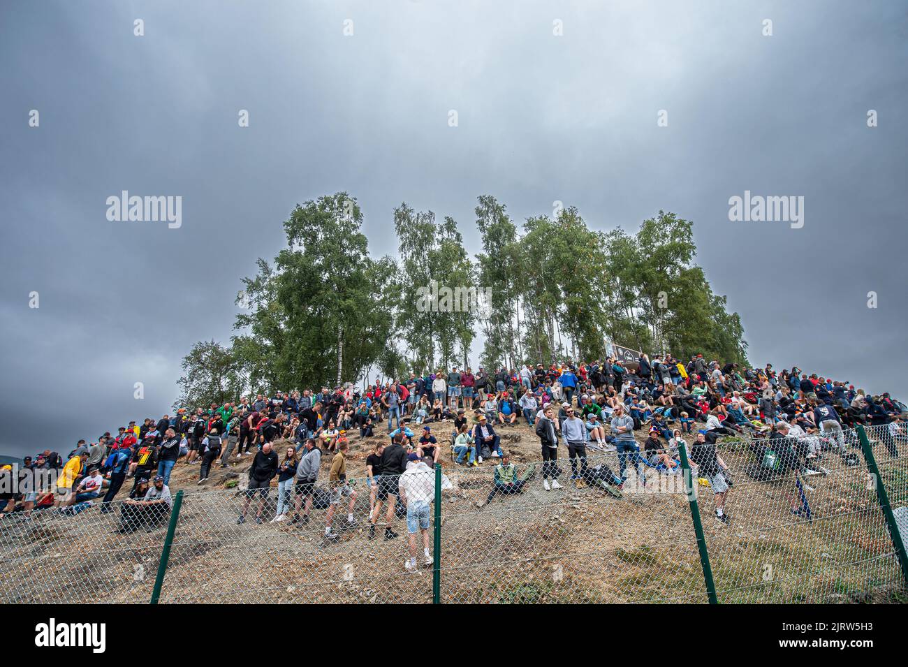 Fans, die während eines Trainings beim Grand Prix F1 von Belgien in Spa-Francorchamps am Freitag, den 26. August 2022, abgebildet wurden. Der Formel-1-Grand-Prix von Spa-Francorchamps findet an diesem Wochenende vom 26.. Bis 28.. August statt. BELGA FOTO JONAS ROOSENS Stockfoto